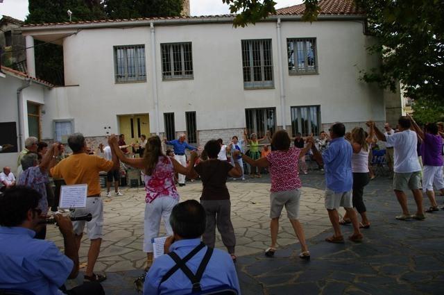 IMGP7800_ball de sardanes a la placa de campins el dia de la festa major 2009 am la copla.JPG