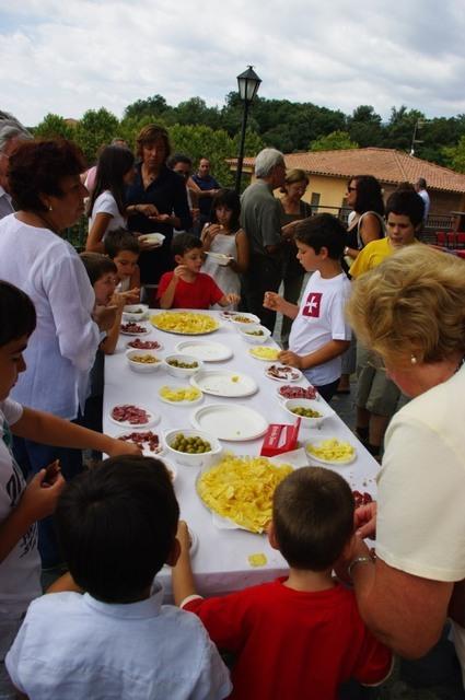 IMGP8228_aperitiu de festa major a la placa de ajuntament de campins servit per el restaurant les.JPG